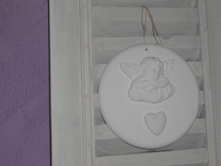 angelo con cuore in gesso