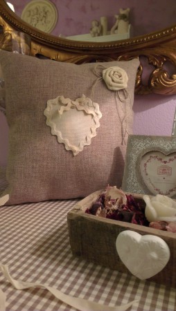 cuscino con cuore e fiore