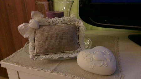 cuscinetto con pizzo e cuore di gesso
