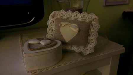 cuscino con cuore cucito